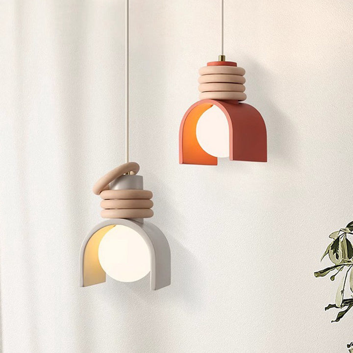 Skandinavische Arch-Shade Pendelleuchte mit Holzring-Akzenten und mattiertem Globus