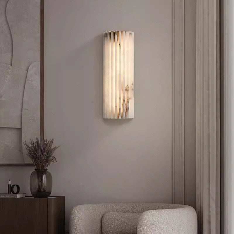 Vertikale Rillen-Wandleuchte mit Alabaster-Effekt und LED