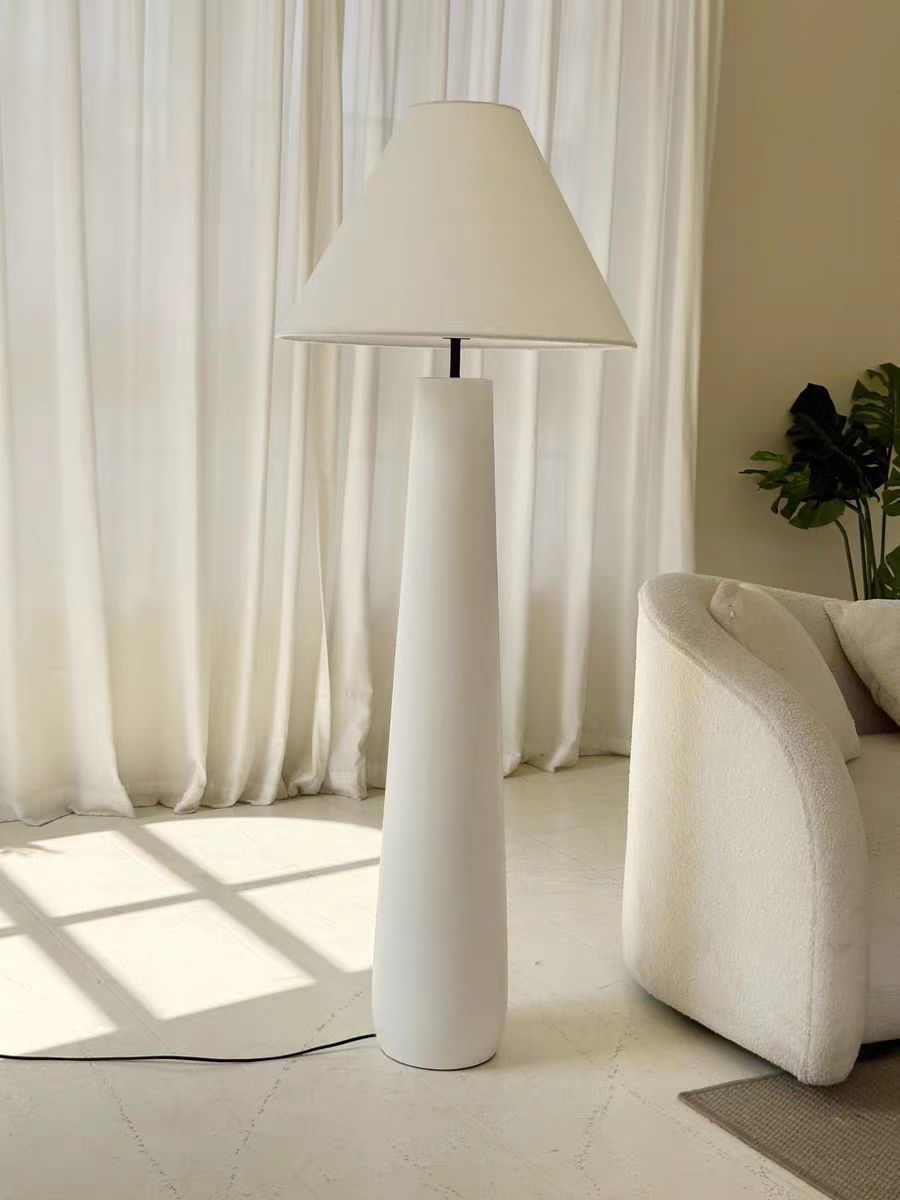 Elegante moderne Stehleuchte mit stylischem Schirm