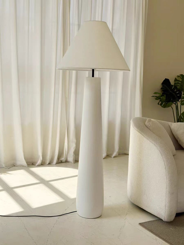 Elegante moderne Stehleuchte mit stylischem Schirm