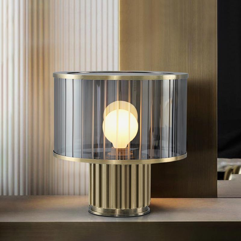 Moderne Glas-Tischlampe mit elegantem geripptem Sockel