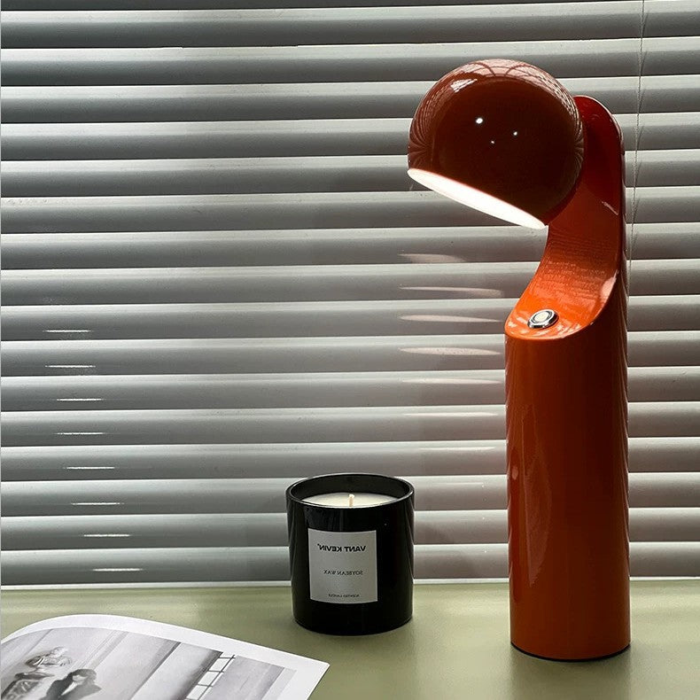 Moderne Schreibtischlampe mit verstellbarem Schirm