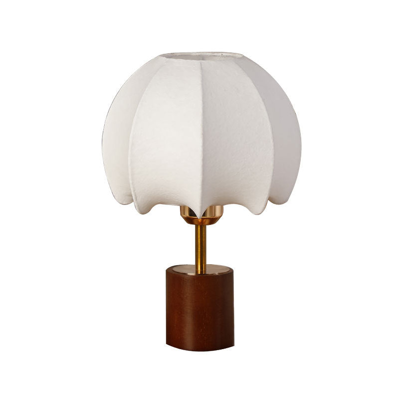 Skulpturale Tischlampe mit Holzsockel, Messingstiel und Pappteller-Schirm