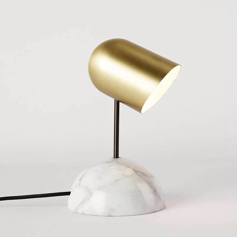 Stylische Tischlampe mit Marmorbasis und verstellbarem Schirm