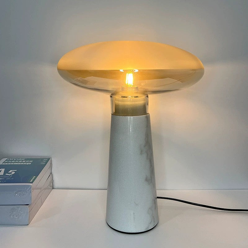Zeitgenössische Marmor Tischlampe mit elegantem Glasschirm