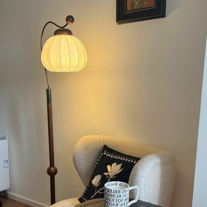 Moderne gebogene Stehlampe mit verstellbarem Schirm