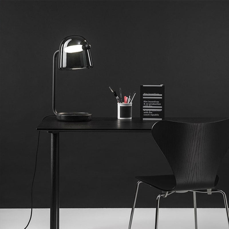 Moderne Tischlampe mit verstellbarem Schirm