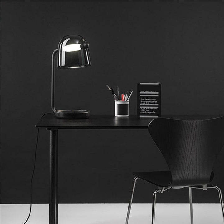 Moderne Tischlampe mit verstellbarem Schirm
