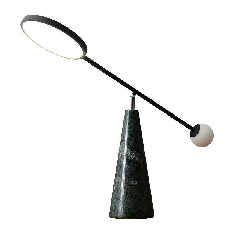 Moderne verstellbare Schreibtischlampe mit geometrischem Fuß