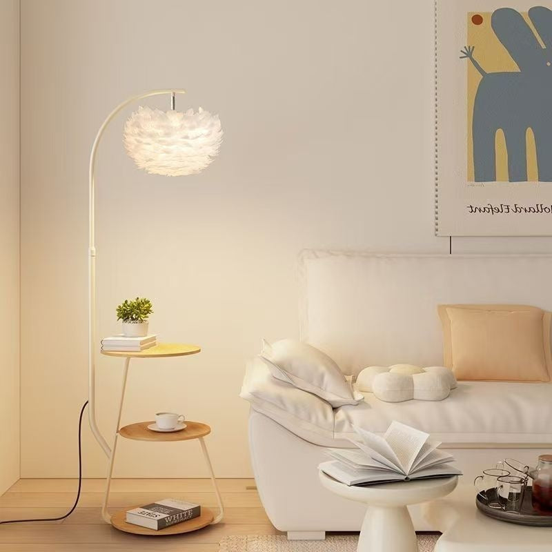 Künstlerische Stehlampe mit elegantem Feder-Schirm