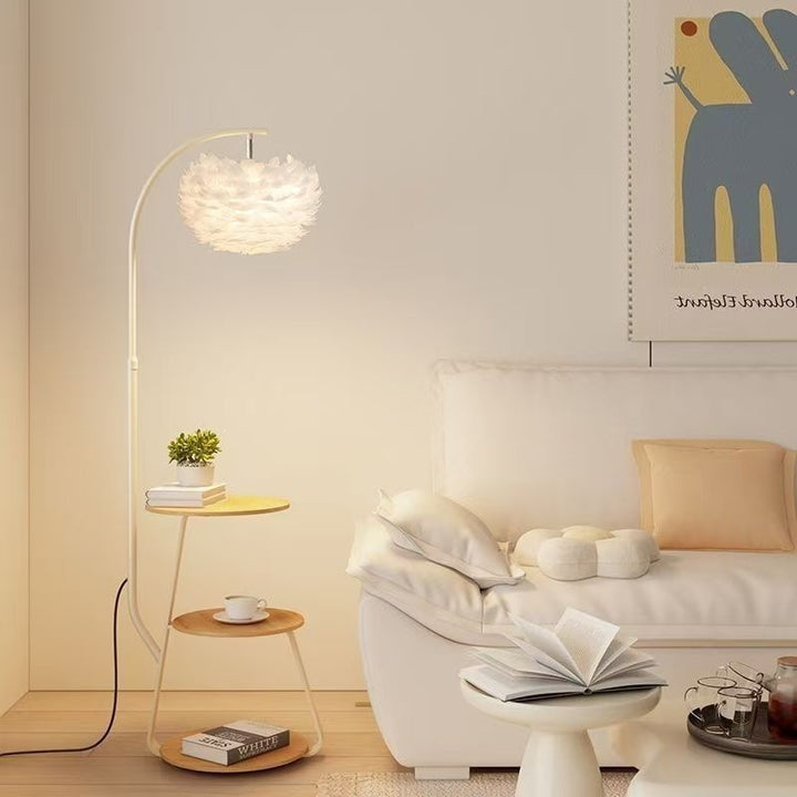 Künstlerische Stehlampe mit elegantem Feder-Schirm