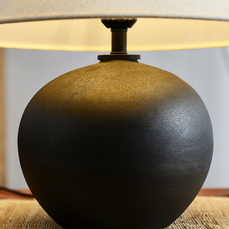 Elegante Tischlampe mit strukturiertem Keramikfuß