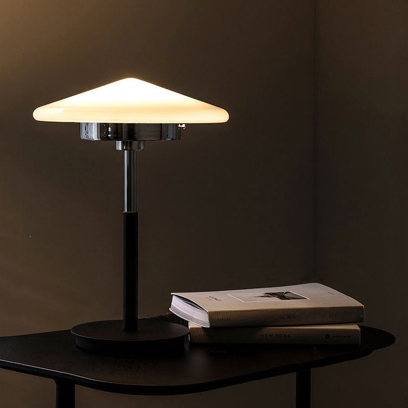 Moderne Minimalistische Tischlampe mit geometrischem Schirm