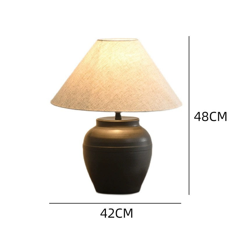 Künstlerische Tischlampe mit strukturiertem Sockel