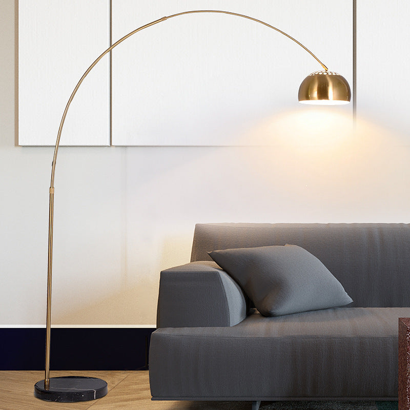 Bogen Stehlampe mit verstellbarer Höhe und elegantem Schirm