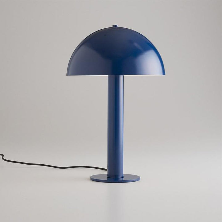 Moderne Tischlampe mit elegantem Globenschirm