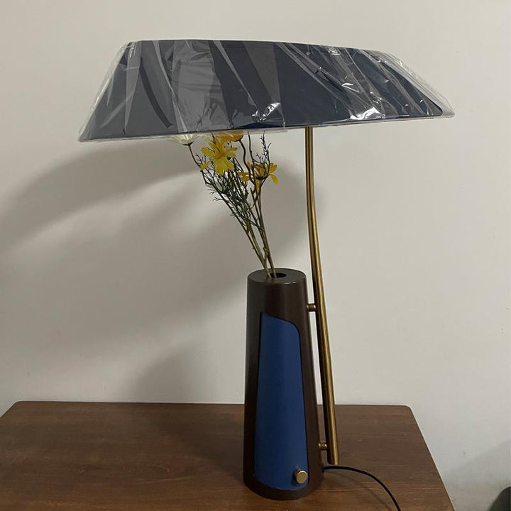 Dekorative Akzent-Tischlampe mit Blumenarrangement