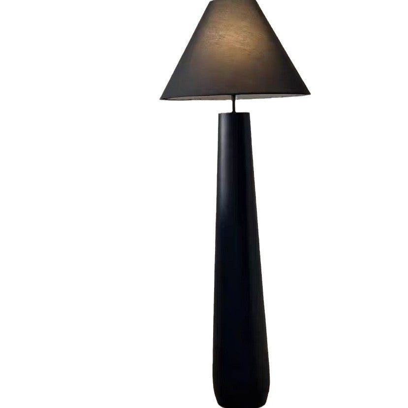 Elegante moderne Stehleuchte mit stylischem Schirm