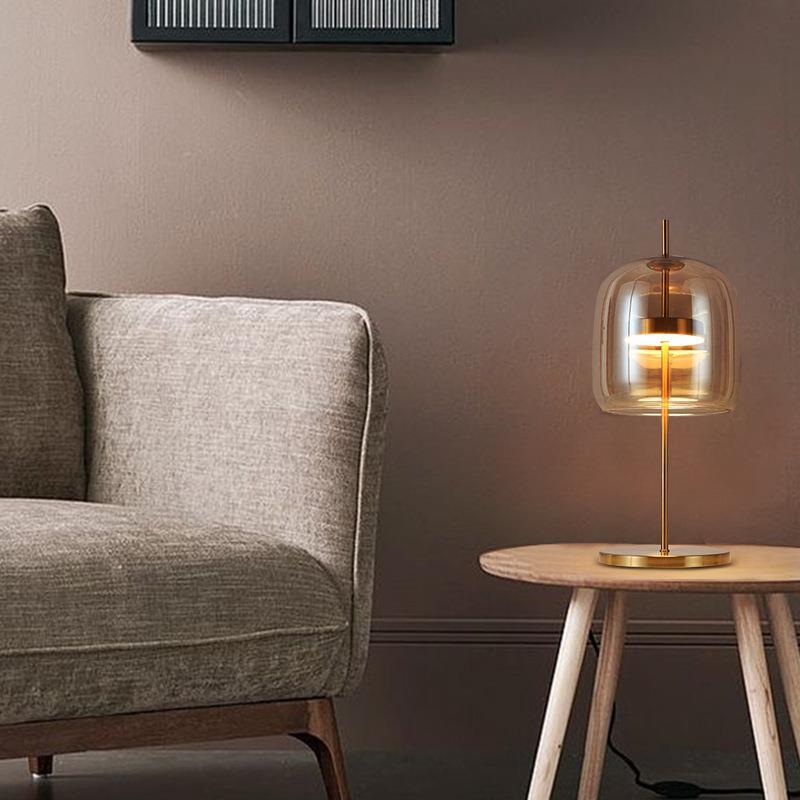 Moderne Tischlampe aus Glas mit goldenen Akzenten