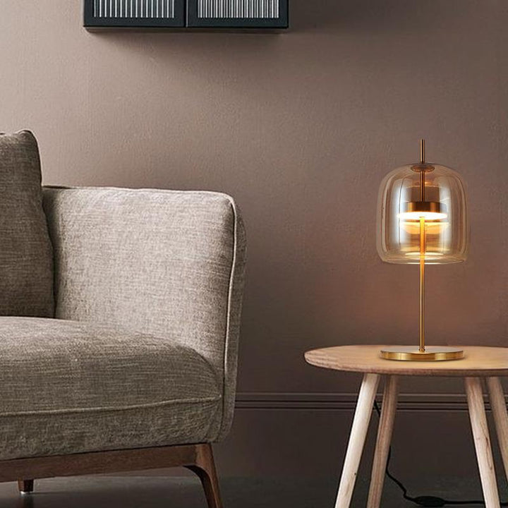 Moderne Tischlampe aus Glas mit goldenen Akzenten