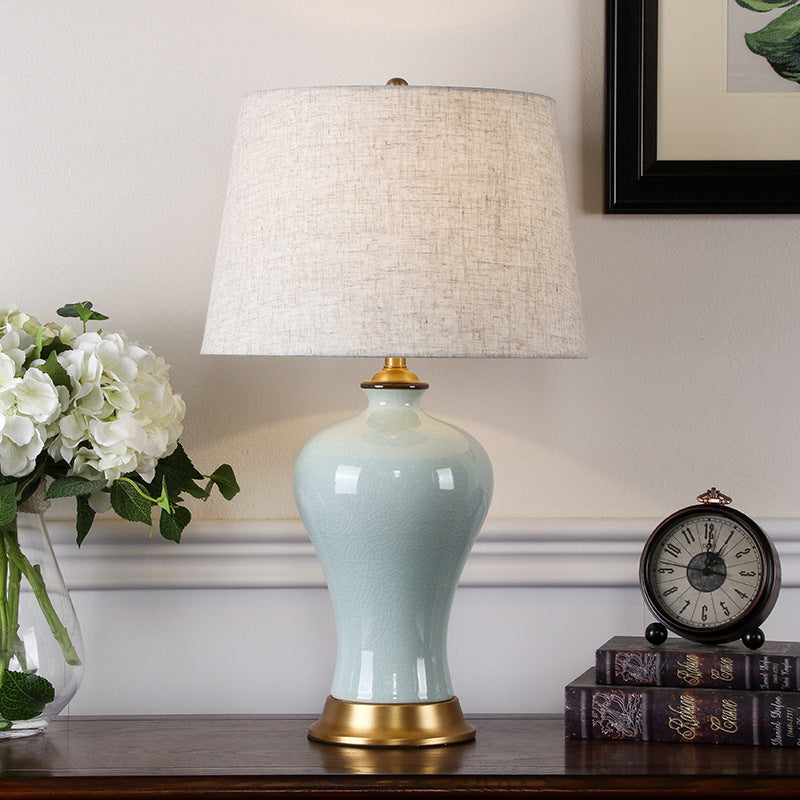 Elegante Keramik Tischlampe mit goldenen Akzenten