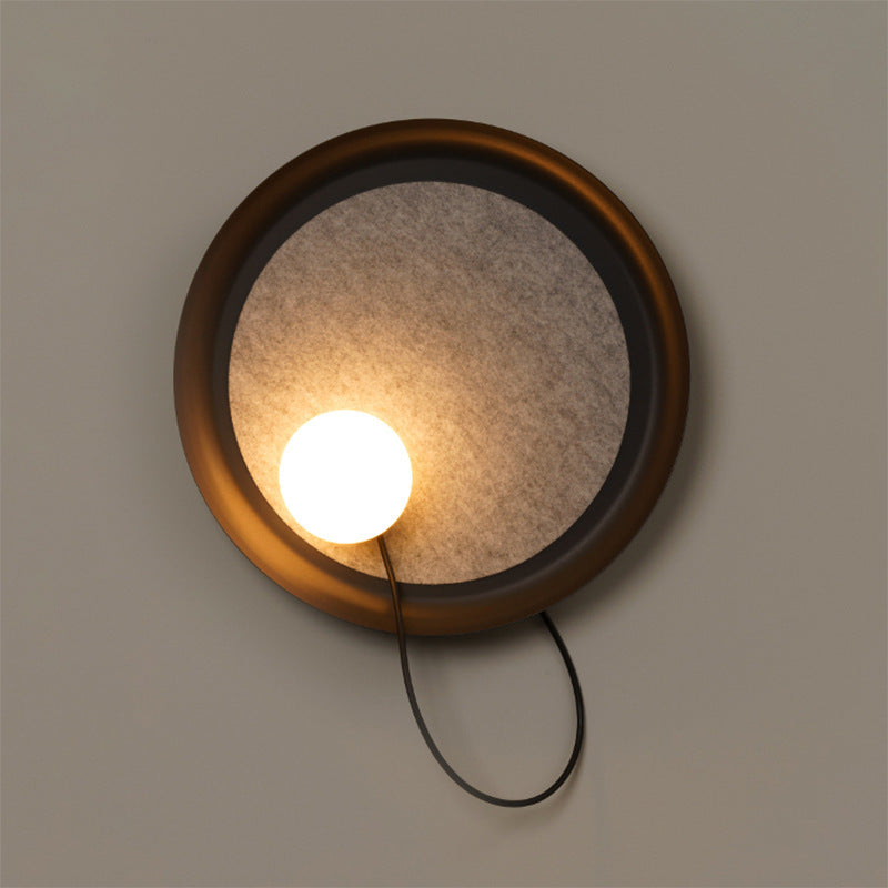 Moderne Wandlampe mit Stoffrückwand und sanfter Beleuchtung