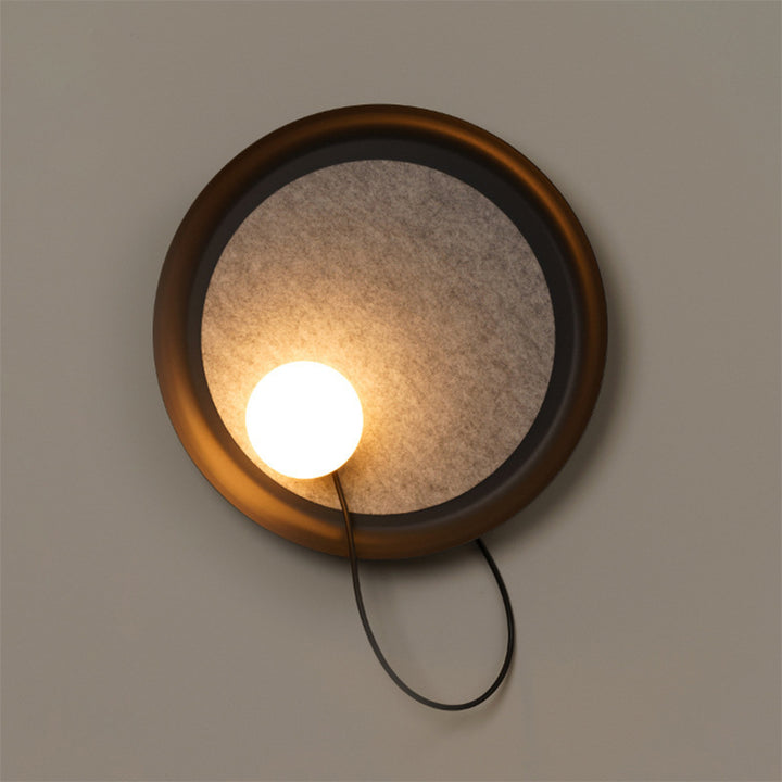 Moderne Wandlampe mit Stoffrückwand und sanfter Beleuchtung