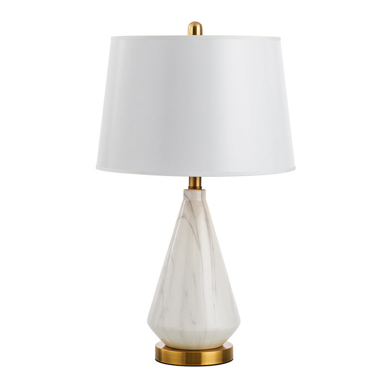 Elegante Marmorbasis Tischlampe mit goldenen Akzenten