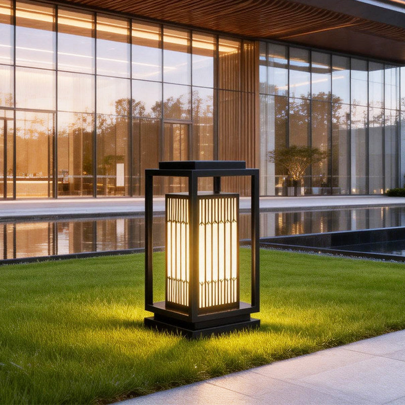 Japanisch inspirierte LED-Außenlaterne mit Holzrahmen