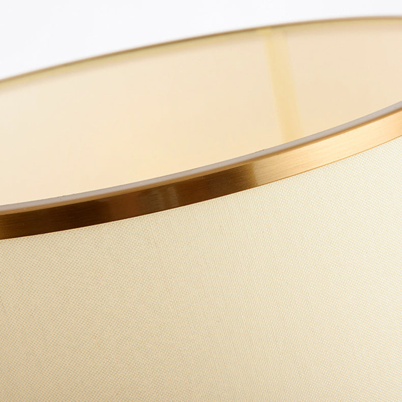 Elegante moderne Tischlampe mit skulpturalem goldenen Sockel