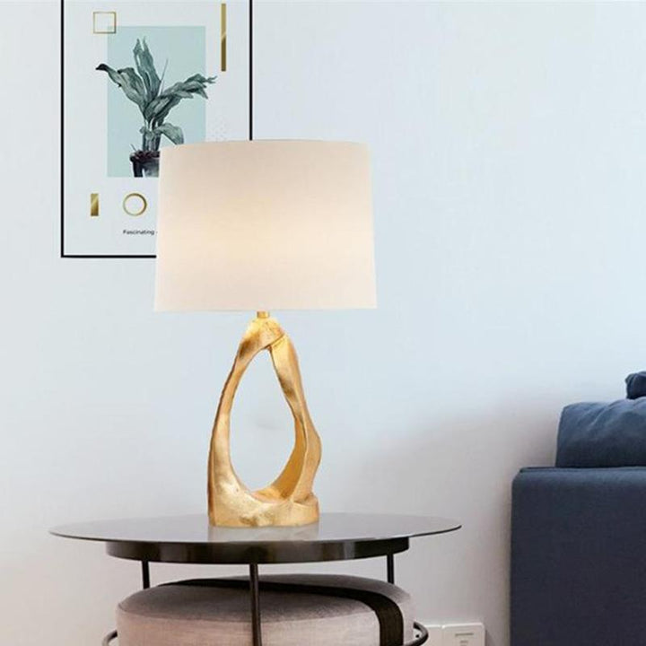Skulpturale Tischlampe mit elegantem goldenen Sockel
