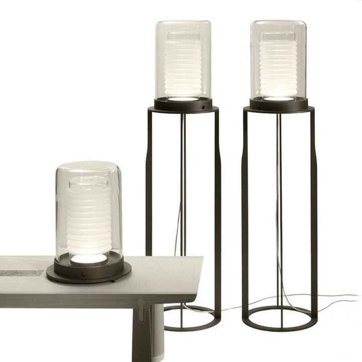 Zeitgenössische Tischlampe mit strukturiertem Glasschirm