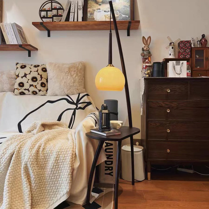 Moderne Stehlampe mit integriertem Beistelltisch