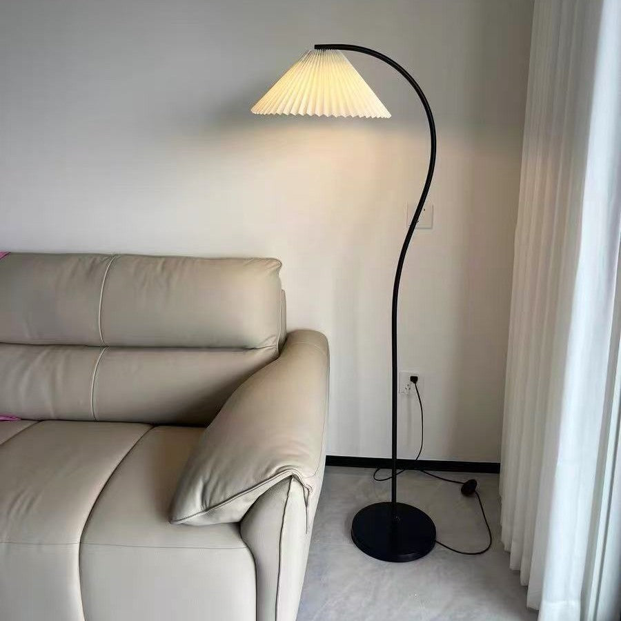Moderne Stehlampe mit gefaltetem Schirm