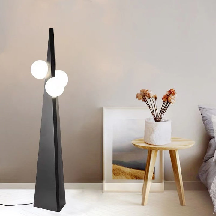 Künstlerische Dreieckige Stehlampe mit Geometrischem Design