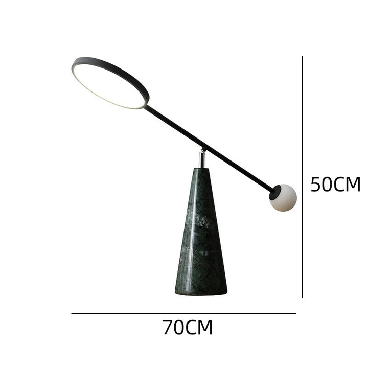 Moderne verstellbare Schreibtischlampe mit geometrischem Fuß