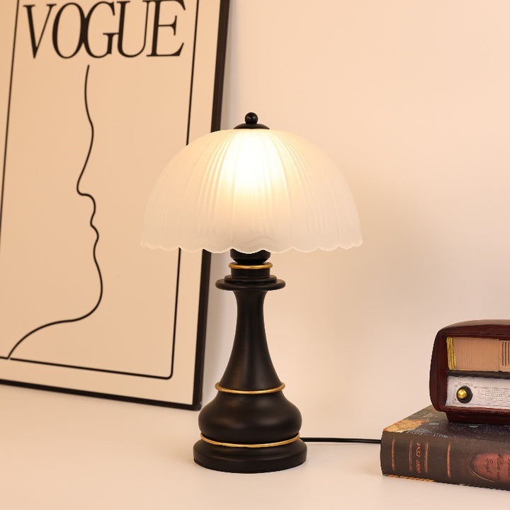 Vintage-inspirierte Glas-Schirm-Tischlampe