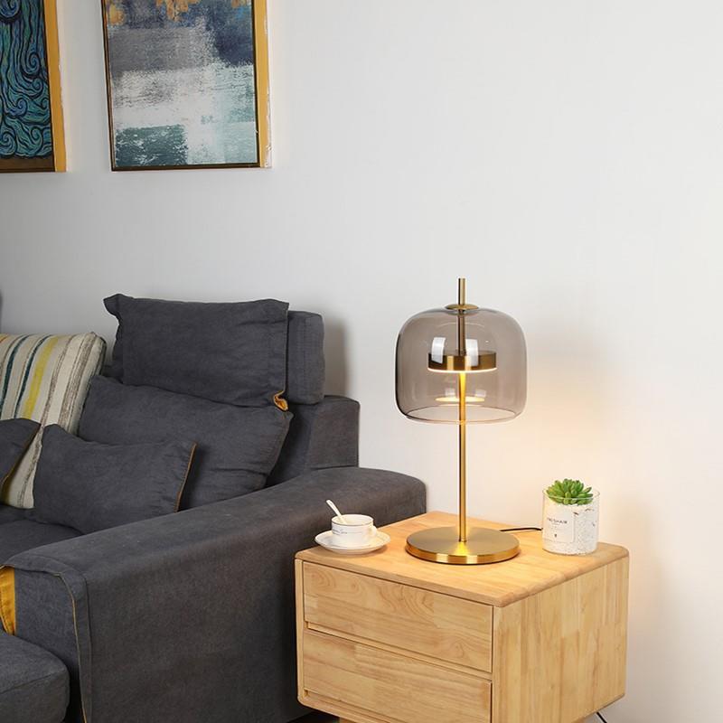 Moderne Tischlampe aus Glas mit goldenen Akzenten