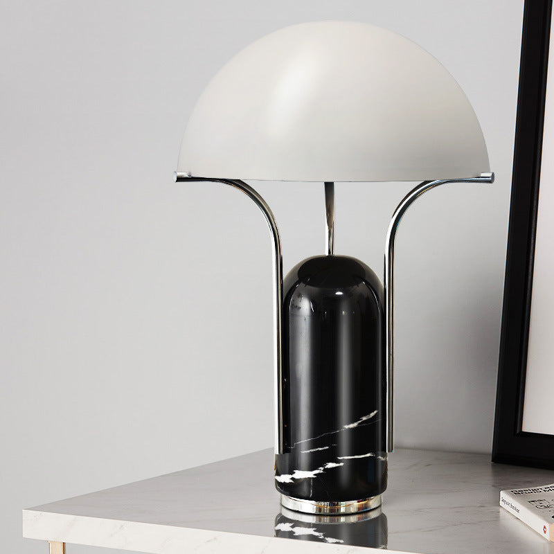 Moderne skulpturale Tischlampe mit Marmorbasis