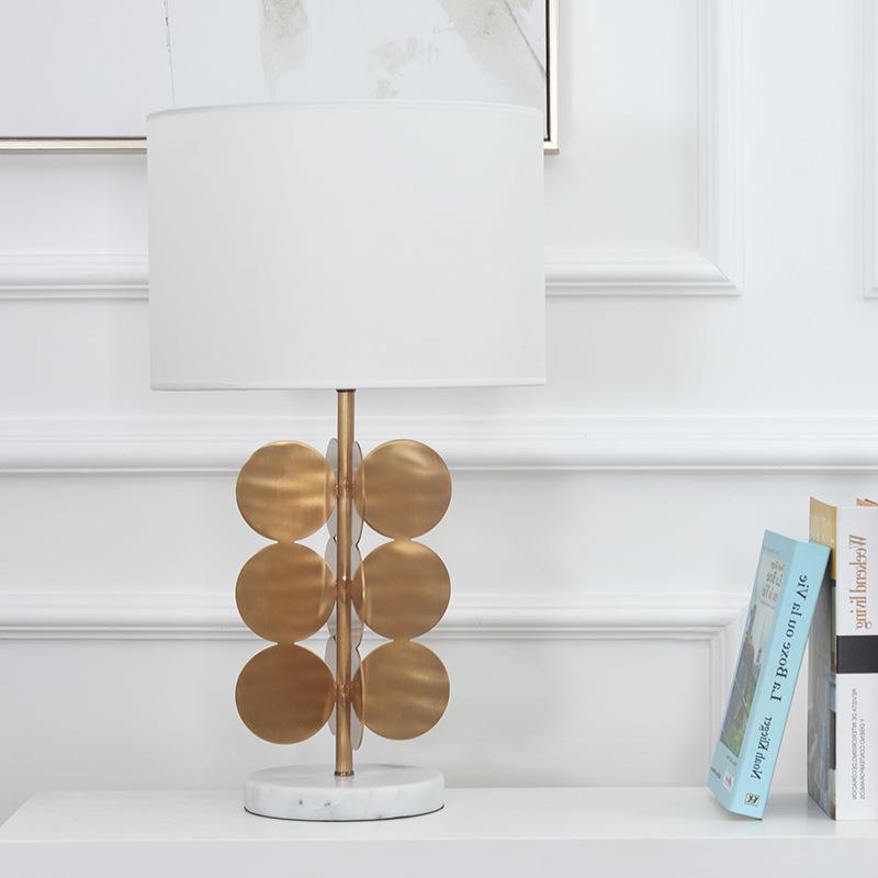 Künstlerische Tischlampe mit modernem geometrischem Design
