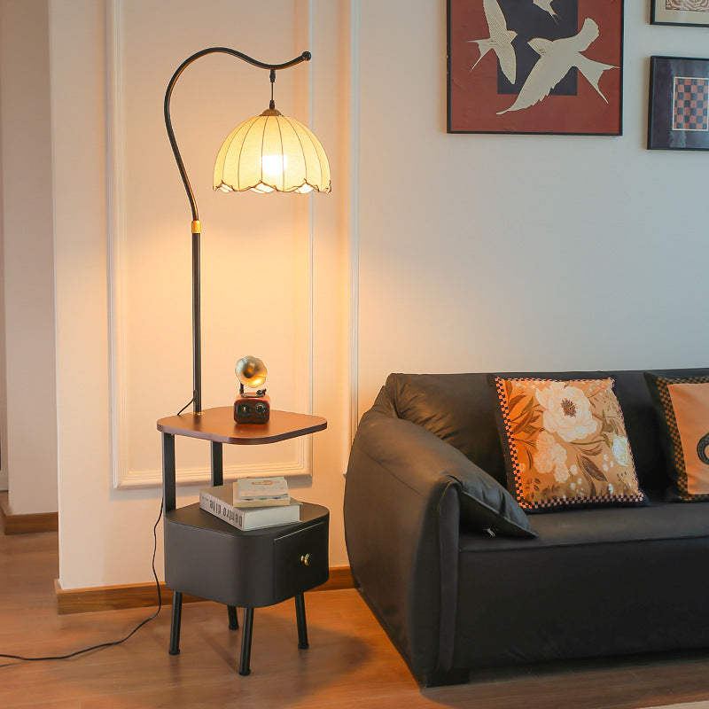 Stylische Stehlampe mit integriertem Beistelltisch