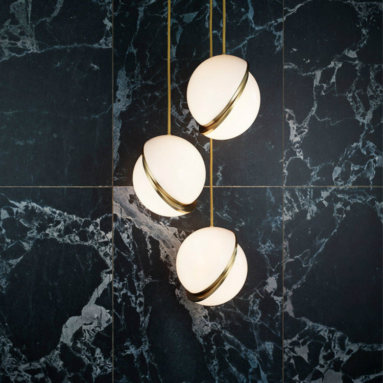 Moderne Minimalistische Pendelleuchte mit eleganten goldenen Akzenten