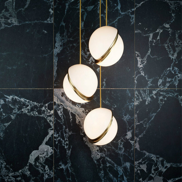 Moderne Minimalistische Pendelleuchte mit eleganten goldenen Akzenten