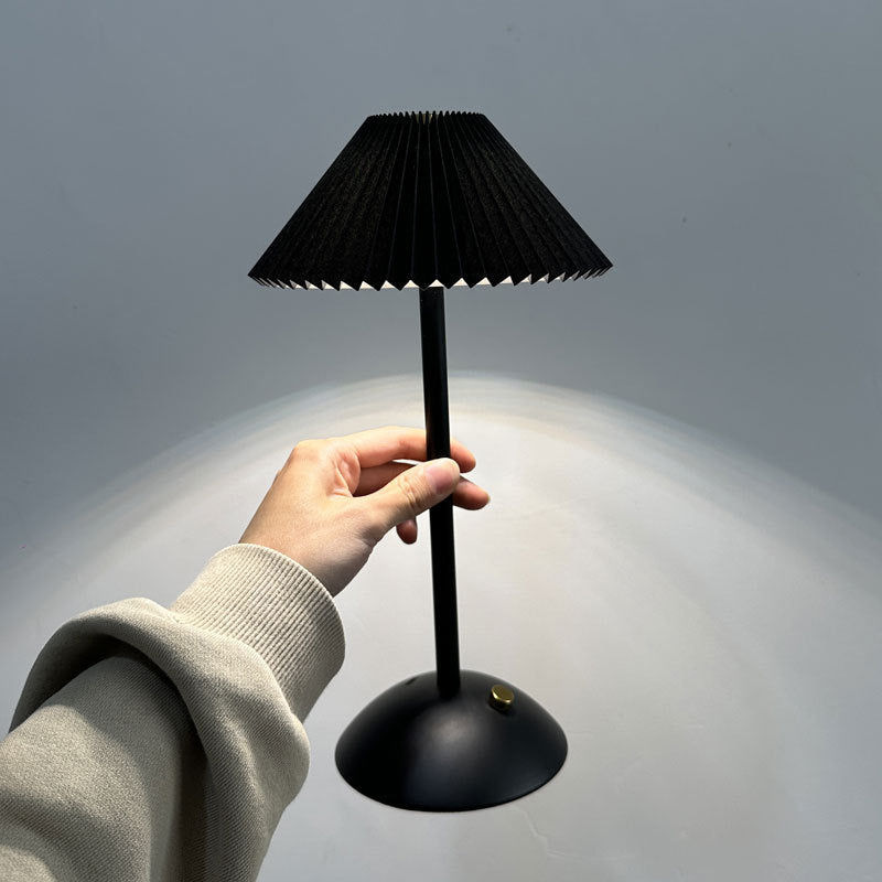 Zeitgenössische skandinavische wiederaufladbare Eisenstoff konisch gefaltete LED Tischlampe für Nachttisch