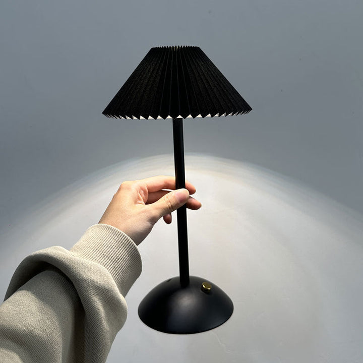Zeitgenössische skandinavische wiederaufladbare Eisenstoff konisch gefaltete LED Tischlampe für Nachttisch