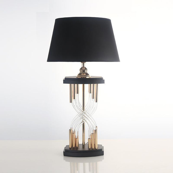 Moderne dekorative Tischlampe mit skulpturalem Sockel