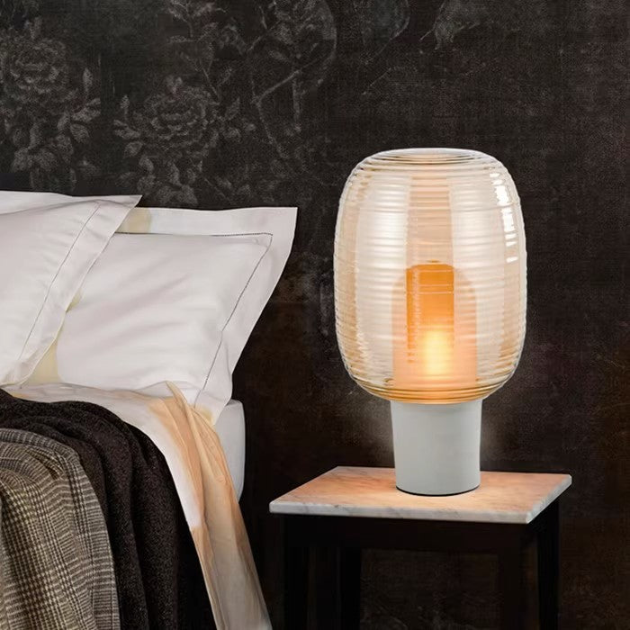 Moderne Tischlampe aus Glas mit texturiertem Schirm