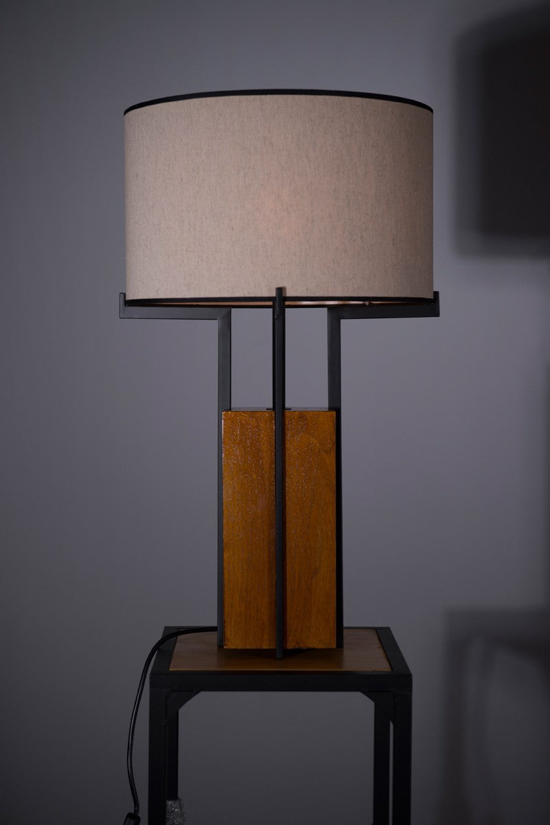Moderne Holz Tischlampe mit einzigartigem Schirm