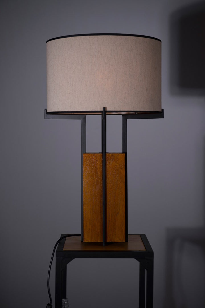 Moderne Holz Tischlampe mit einzigartigem Schirm