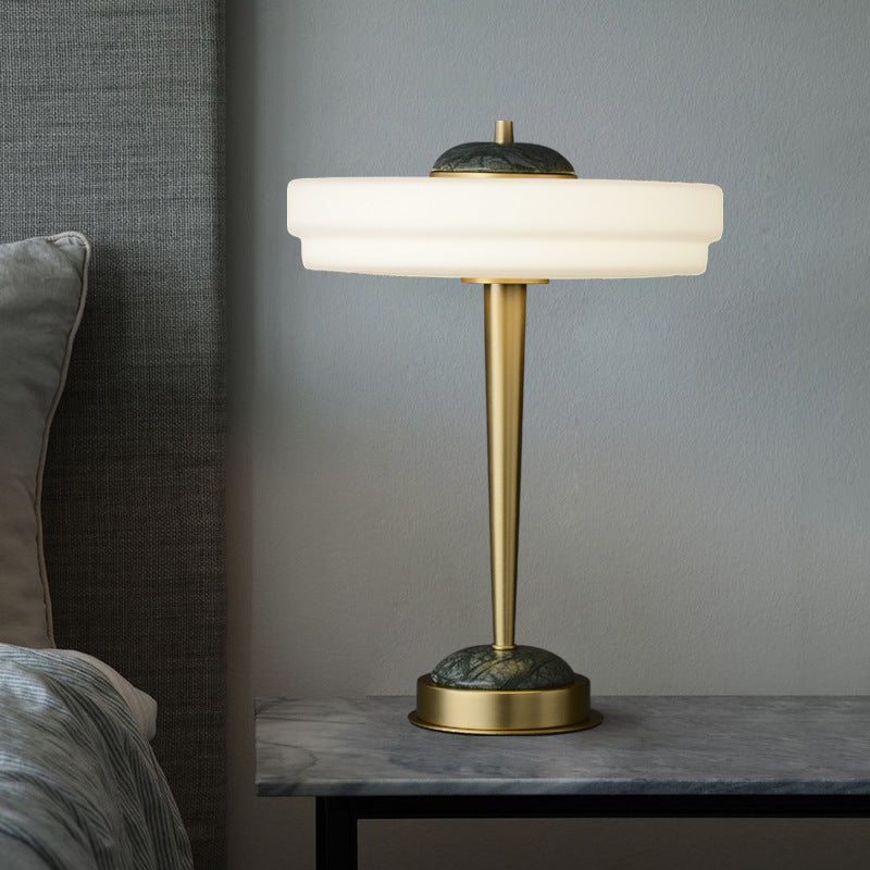 Moderne Minimalistische Tischlampe mit elegantem Globusdesign